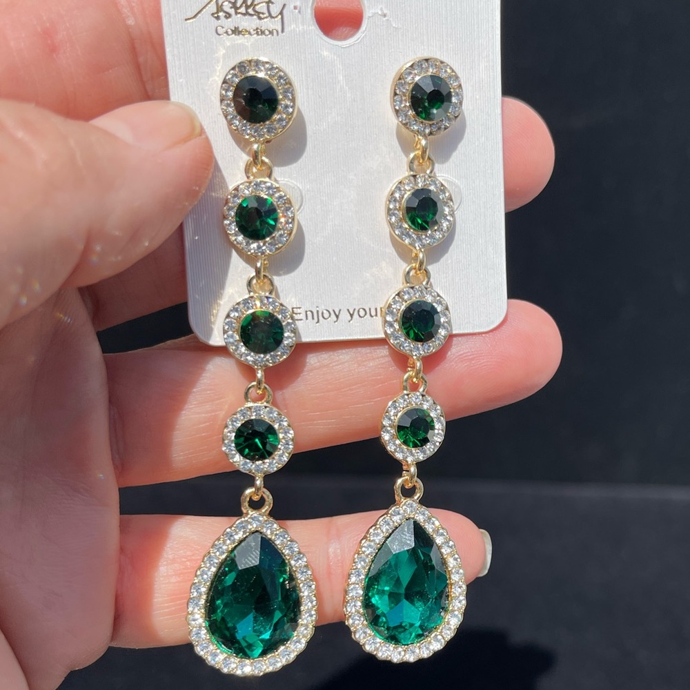 Emerald green earrings ☘️